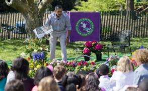 Օբաման Սպիտակ տան այգում հեքիաթ է պատմել երեխաներին (տեսանյութ)
