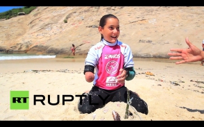 Առանց ձեռքի 9–ամյա բրազիլուհին հաղթահարում է ալիքները