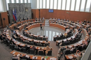 Парламент Словении отправил в отставку министра обороны