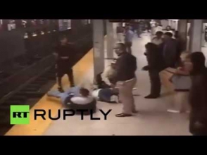 В США пассажир метро прыгнул на рельсы, чтобы спасти упавшего человека