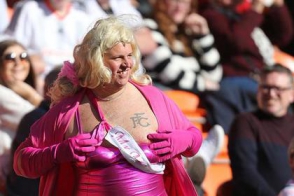 Անգլիացի երկրպագուն խաղադաշտ է վազել վարդագույն շրջազգեստով և գոլ խփել (տեսանյութ)