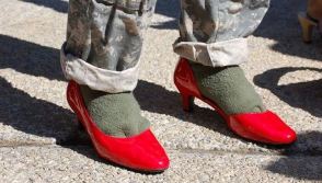 Ամերիկացի զինվորականներին կանացի կոշիկներ են հագցրել (լուսանկարներ, տեսանյութ)