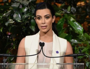 Ким Кардашян выступила на вечере «Variety» в Нью-Йорке с незабудкой на груди