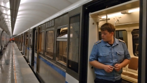 Մետրոյում գնացքը մի ամբողջ կանգառ քաշ է տվել դռների արանքում մնացած ուղևորին