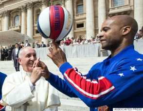 Папу Римского научили крутить мяч на пальце