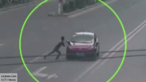 «Փողոցային խարդախը» միտումնավոր նետվել է ավտոմեքենայի տակ (տեսանյութ)