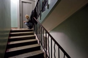 Հրելու պատճառով աստիճաններից վայր է ընկել