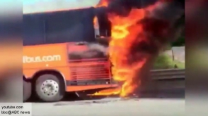 Пассажирский автобус, ехавший из Нью-Йорка в Бостон, загорелся и взорвался (видео)