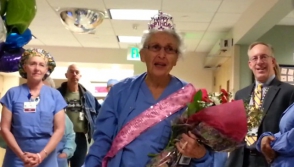 Самая пожилая в США медсестра встретила 90-летний юбилей на работе (видео)