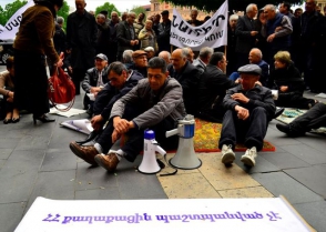 Работники «Наирита» продолжают сидячую забастовку (фото)