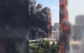 Сильный пожар в жилом здании в Баку (видео)