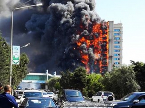 16 человек стали жертвами пожара в многоэтажке в Баку (видео)
