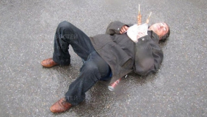 Мужчина с шашлыком на груди заснул под дождем (видео)