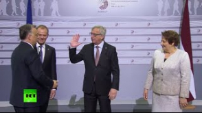 Глава Еврокомиссии поприветствовал премьера Венгрии пощёчиной (видео)