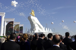 В Ашхабаде установили покрытую золотом статую президента Туркменистана