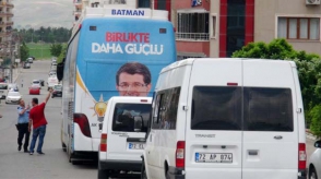 Обстрелян автобус предвыборного штаба правящей партии Турции (видео)