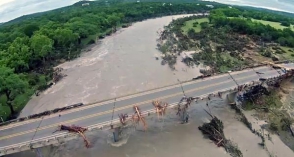 Վարարած գետը լցվել է Տեքսաս նահանգի բնակչուհու տուն