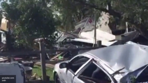 Угонщик бульдозера в Австралии раздавил три автомобиля и снес жилой дом (видео)