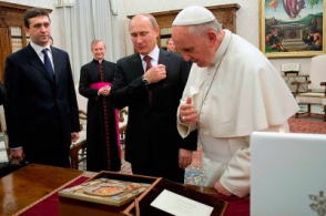 Папа Римский наградил Путина медалью с ангелом-миротворцем