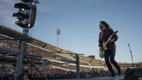 Рок-музыкант Дэйв Грол сломал ногу на концерте, но закончил выступление (видео)