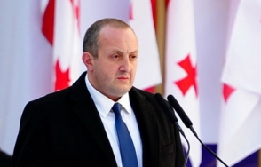 Президент Грузии продал серебряные запонки в помощь пострадавшим от стихии