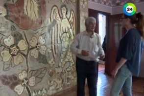 75-летний дедушка из Армении 50 лет украшал свой дом картинами из мозаики