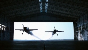 Летчики впервые в истории синхронно пролетели сквозь здание (видео)