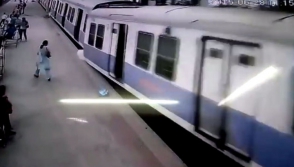 В Мумбаи поезд вылетел на платформу (видео)
