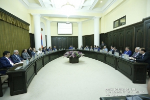 Правительство Армении предложило созвать внеочередное заседание парламента