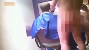 В Москве обнаружили парикмахерскую, где клиентов стригли голые девушки (видео)