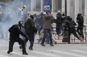 В центре Афин протестующих разгоняли светошумовыми гранатами