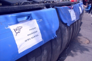 Осипян убеждал демонтировать мусорные баки