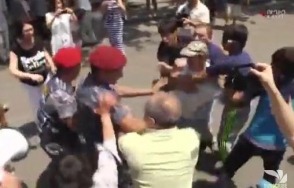 Демонстрантов на проспекте Баграмяна подвергли приводу