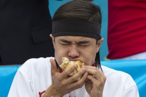 В Нью-Йорке определили чемпиона по поеданию хот-догов (видео)