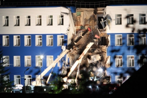 Число погибших под завалами казармы в Омске возросло до 23 человек (видео)