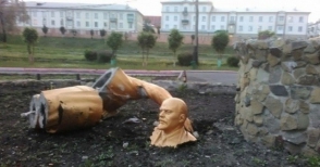 Սիբիրցին կոտրել է Լենինի արձանը «սելֆիի» փորձի ժամանակ (լուսանկարներ)