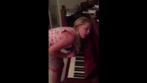 Լուսնորդ աղջիկը դաշնամուր է նվագում քնած ժամանակ (տեսանյութ)