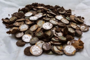 Рабочие нашли клад с серебряными монетами на ВДНХ в Москве (фото)