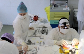 Չինացի վիրաբույժն ավարտել է վիրահատությունը՝ չնայած այդ պահին սեփական աորտայի պատռվածքին (լուսանկար)