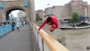 Տեսանյութի համար կամրջից նետված բրիտանացին հազիվ է ողջ մնացել (տեսանյութ)