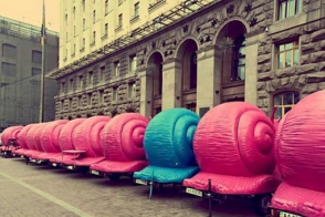 Հսկայական խխունջներ են հայտնվել Կիևխորհրդի շենքի մոտ (լուսանկար)