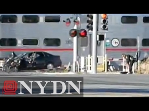 Ոստիկանը գնացքի անցնելուց վայրկյան առաջ երկաթգծերին հայտնված մեքենայից հանել է վարորդին (տեսանյութը)
