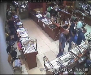 Ոսկերչական սրահից գողացել են 12-13 գրամ քաշով ոսկյա թևնոց. որոնվում են տեսանյութում պատկերված անձինք