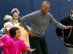 Օբաման՝ Ալյասկայի ժողովրդական պարը պարելիս