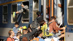 Тысячи мигрантов хлынули на открывшийся вокзал в Будапеште