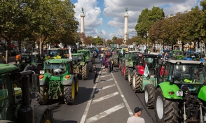 Сотни протестующих фермеров вошли в Париж на тракторах (видео)