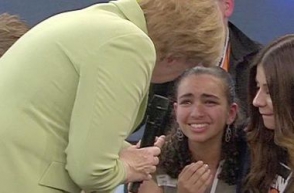 Расплакавшейся из-за слов Меркель девочке продлили вид на жительство в Германии