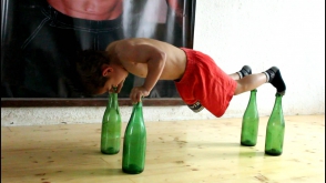 5-летний мальчик отжимается на бутылках из-под шампанского