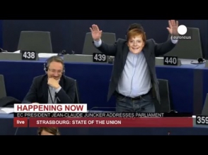 Евродепутата в маске Меркель выгнали с выступления Юнкера (видео)