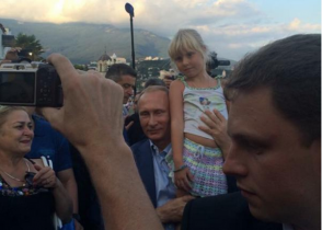 Путин в Крыму сфотографировался с девочкой на плече